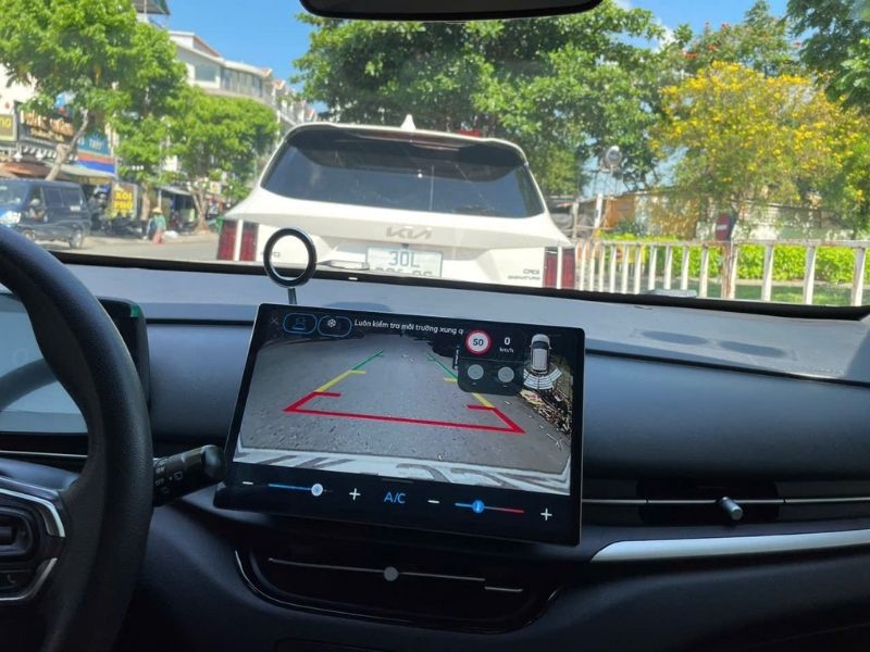 Tích hợp camera lùi, cam 360 hỗ trợ lái xe